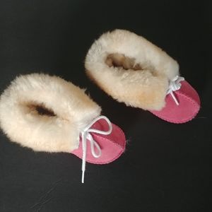Minnetonka Sheep Skin Lined Little Snuggler Booties